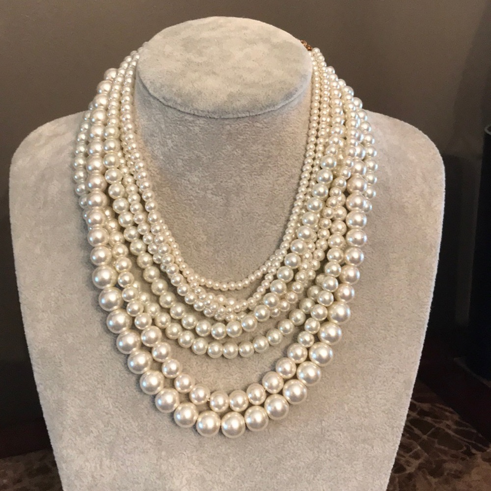 🦋 Stunning pearl necklace.